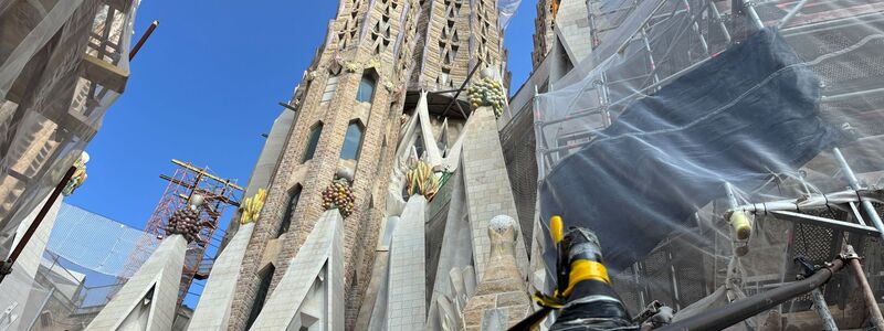 Mit der Krönung des Jesusturms mit einem in Deutschland gebauten begehbaren Kreuz hat die Basilika Sagrada Família in Barcelona ihre endgültige Höhe von 172,50 Metern erreicht. Bis zur Fertigstellung des 1882 begonnenen Baus wird es aber noch mindestens bis 2034 dauern. - Foto: Jan-Uwe Ronneburger/dpa