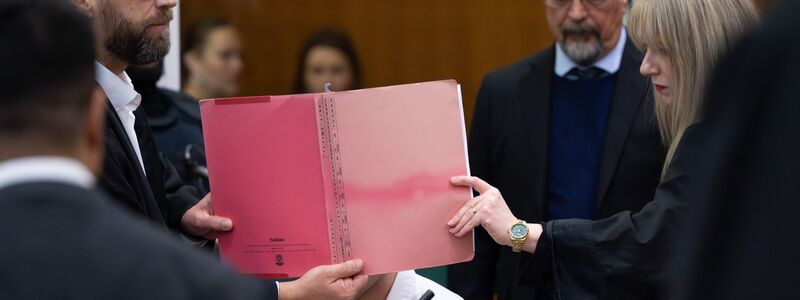 Insgesamt sind acht Männer angeklagt. - Foto: Boris Roessler/dpa