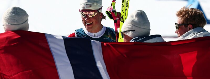 Johannes Hoesflot Klaebo und seine norwegischen Kollegen feiern bei Olympia regelmäßig Medaillen. (Archivbild) - Foto: Daniel Karmann/dpa