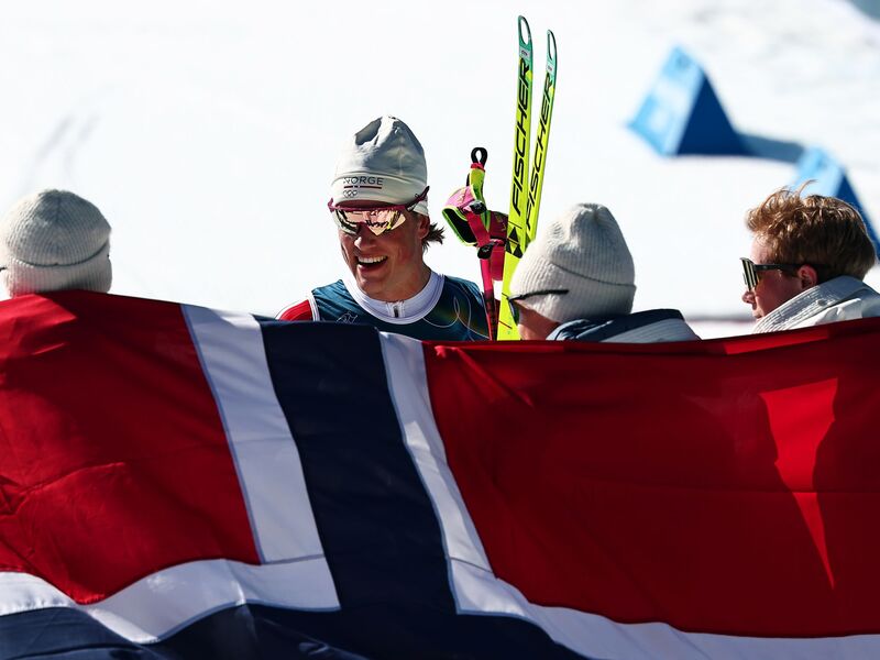 Johannes Hoesflot Klaebo und seine norwegischen Kollegen feiern bei Olympia regelmäßig Medaillen. (Archivbild) - Foto: Daniel Karmann/dpa