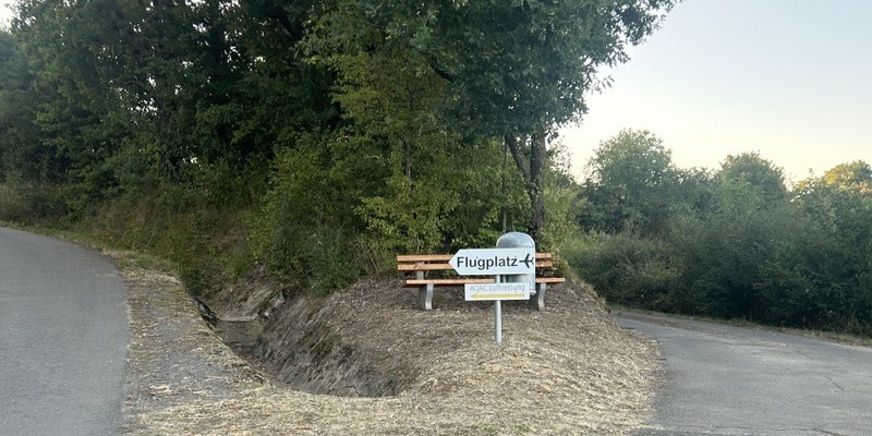 POL-PIROK: Hinweisschilder zum Flugplatz gestohlen - Foto: presseportal.de