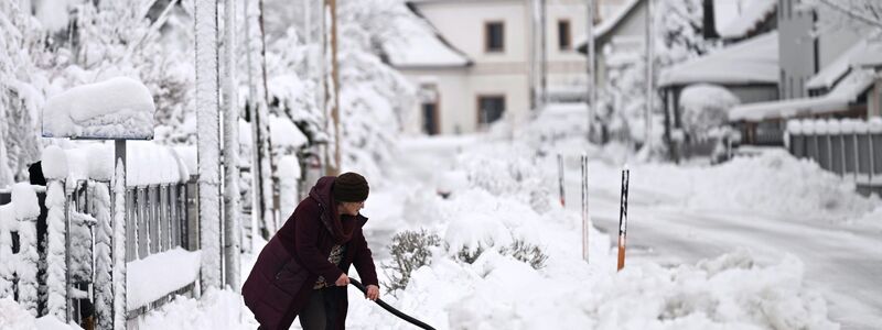 Am Freitagmorgen war rund um Wien Schneeschippen angesagt. - Foto: Helmut Fohringer/APA/dpa
