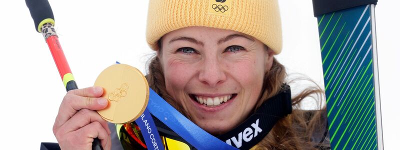 Daniela Maier jubelt über Gold im Ski Cross - Foto: Oliver Weiken/dpa