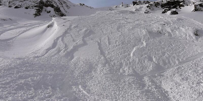 Ein deutscher Skifahrer starb unter einer Lawine in Tirol. (Symbolbild) - Foto: Zoom.Tirol/APA/dpa