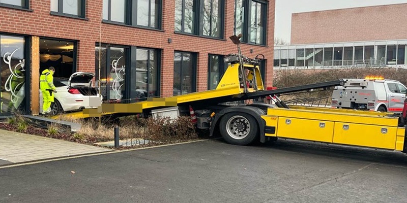 POL-MS: Auto fährt in Zahnarztpraxis - Polizei ermittelt - Foto: presseportal.de