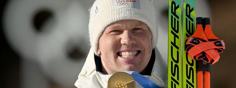 Johannes Dale-Skjevdal (Norwegen) freut sich bei der Siegerehrung über die Goldmedaille. Es war das 17. Gold für Norwegen bei diesen Winterspielen. - Foto: Hendrik Schmidt/dpa