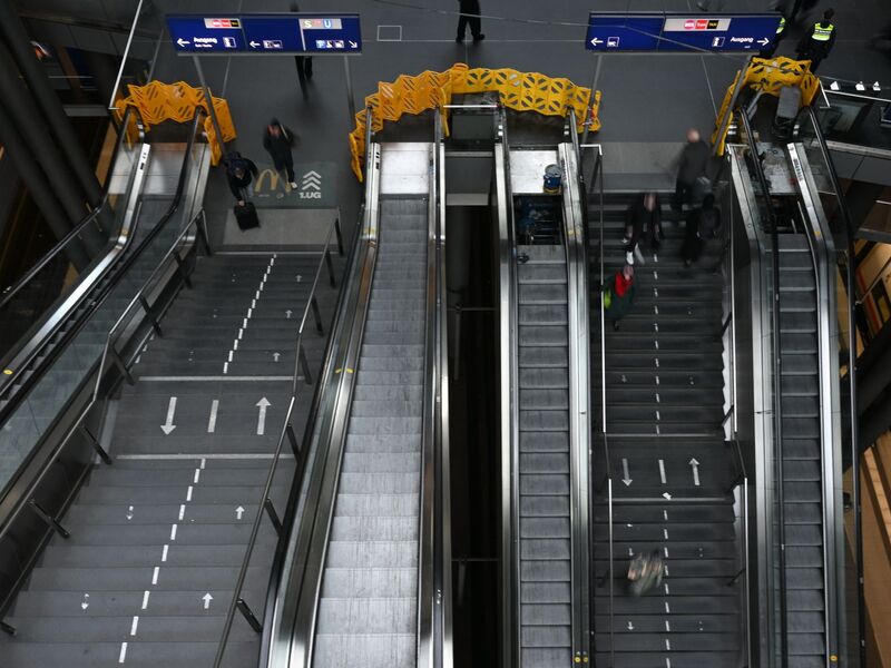 Bis auf weiteres gesperrt: 42 von 54 Rolltreppen im Berliner Hauptbahnhof. (Archivbild) - Foto: Markus Lenhardt/dpa