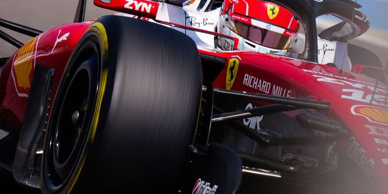 Charles Leclerc verabschiedet sich mit der deutlichen Tagesbestzeit von den Testfahrten.   - Foto: Bradley Collyer/PA Wire/dpa