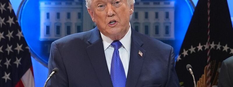 Mit einer offiziellen Reaktion lässt der US-Präsident zunächst auf sich warten. - Foto: Evan Vucci/AP/dpa