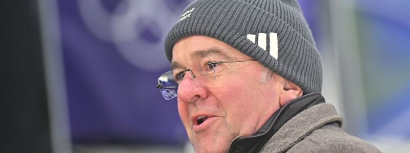 Boris Pistorius (SPD), Bundesminister der Verteidigung, verfolgt das Rennen im Zweierbob der Frauen. - Foto: Robert Michael/dpa