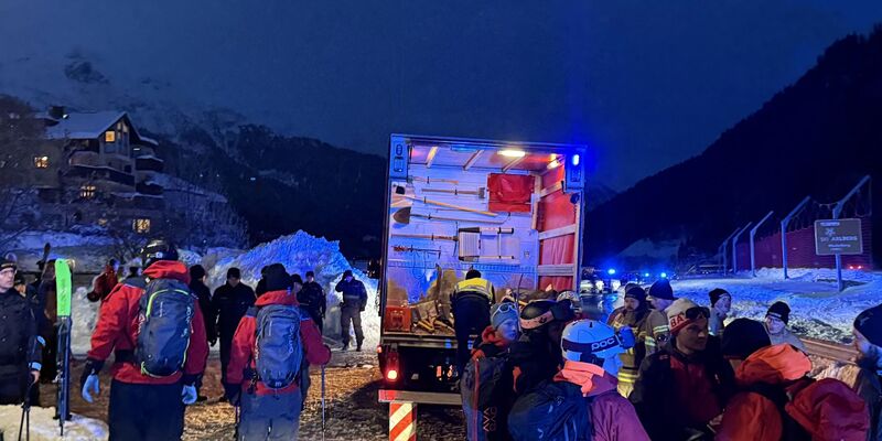 In St. Anton ging am Freitagnachmittag eine Lawine ab. - Foto: Bernhard Flatscher/extremwetter.tv/dpa