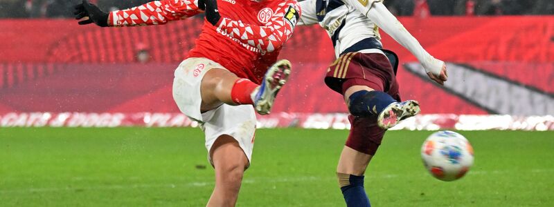 Traf vor der Pause zum 1:0: Nadiem Amiri (l). - Foto: Torsten Silz/dpa