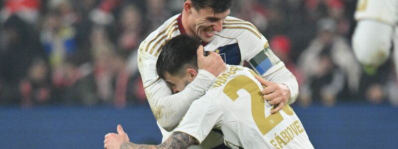 Erzielte mit einem Freistoß das 1:1 für den HSV: Fabio Vieira (vorn). - Foto: Torsten Silz/dpa