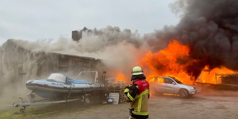 FW-E: Großbrand in holzverarbeitendem Gewerbebetrieb - massive Rauchentwicklung erfordert Warnung der Bevölkerung - Foto: presseportal.de