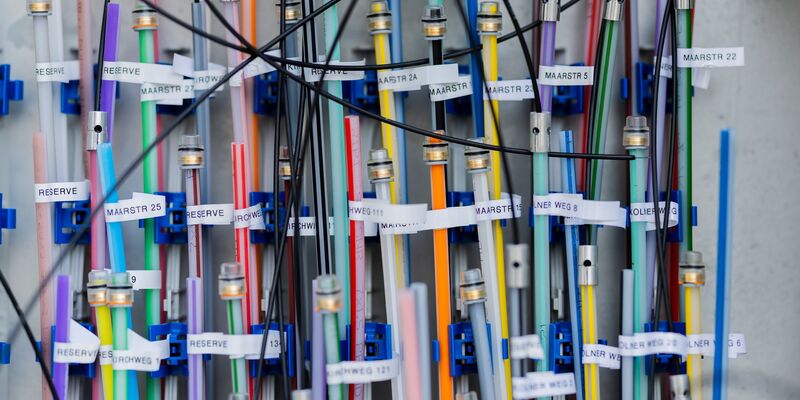 Glasfaserkabel in einem Verteilerkasten. - Foto: Rolf Vennenbernd/dpa