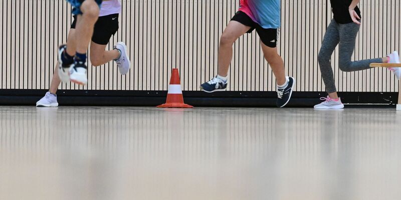 Ein KI-Tool könnte vielleicht bald die Benotung im Sportunterricht verändern. (Symbolbild) - Foto: Bernd Weißbrod/dpa