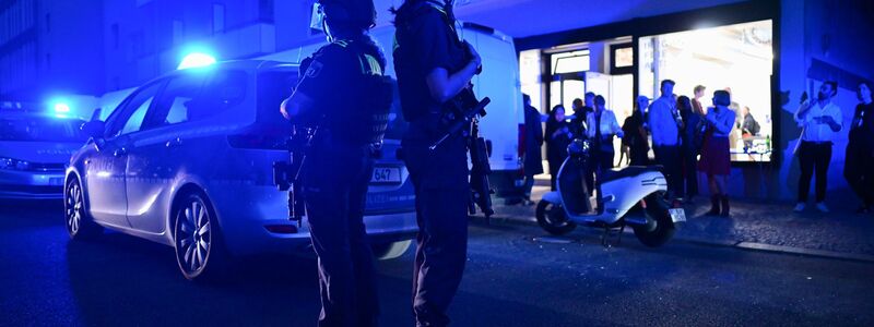 Polizeieinsatz im Mai 2025 nach Schüssen nahe der Friedrichstraße in Berlin. - Foto: Sebastian Gollnow/dpa