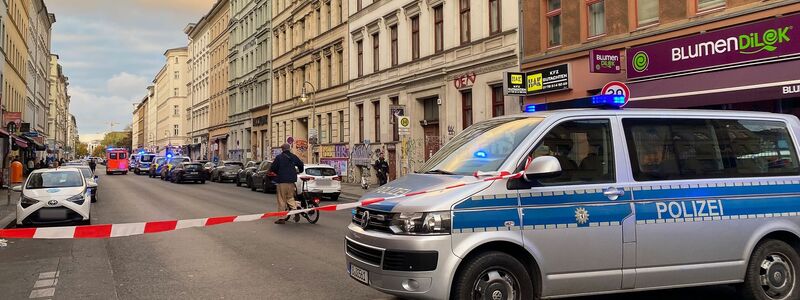 Ein Einsatzfahrzeug der Polizei steht 2025 nach Schüssen auf einer Straße in Berlin-Kreuzberg. - Foto: Anja Mia Neumann/dpa