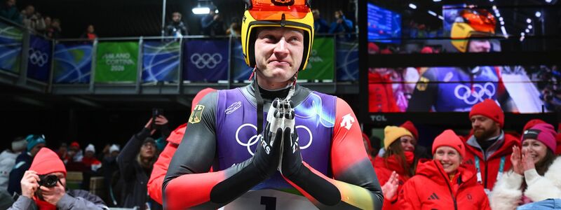 Nummer ist jetzt gespeichert, Ehrenwort: Rodel-Olympiasieger Max Langenhan drückte am Telefon aus Versehen Kanzler Friedrich Merz weg. - Foto: Robert Michael/dpa