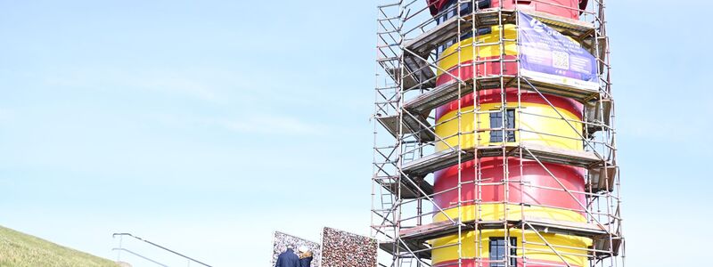 Für den Neuanstrich ist der Pilsumer Leuchtturm eingerüstet. - Foto: Lars Penning/dpa