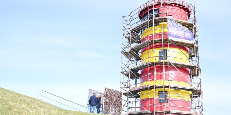 Für den Neuanstrich ist der Pilsumer Leuchtturm eingerüstet. - Foto: Lars Penning/dpa
