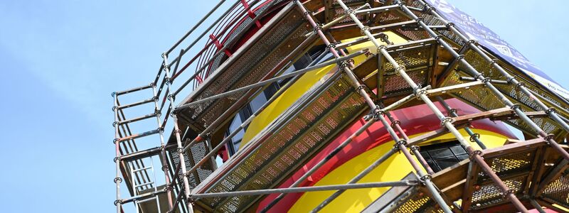 2020 wurde der Pilsumer Leuchtturm zuletzt komplett neu angestrichen. - Foto: Lars Penning/dpa