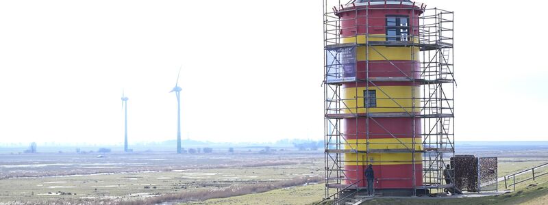 Der vergleichsweise kleine Leuchtturm ist schon seit Jahren nicht mehr im Dienst - dafür aber ein beliebtes Fotomotiv in Ostfriesland.  - Foto: Lars Penning/dpa