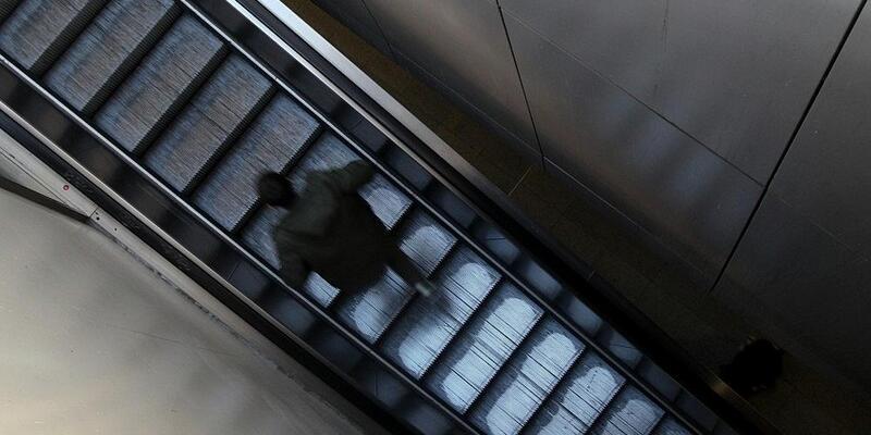 Mann läuft Rolltreppe hoch (Archiv) - Foto: via dts Nachrichtenagentur