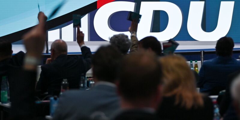 Die Delegierten sollen über eine neu formulierte Forderung nach einer Altersgrenze abstimmen. - Foto: Katharina Kausche/dpa