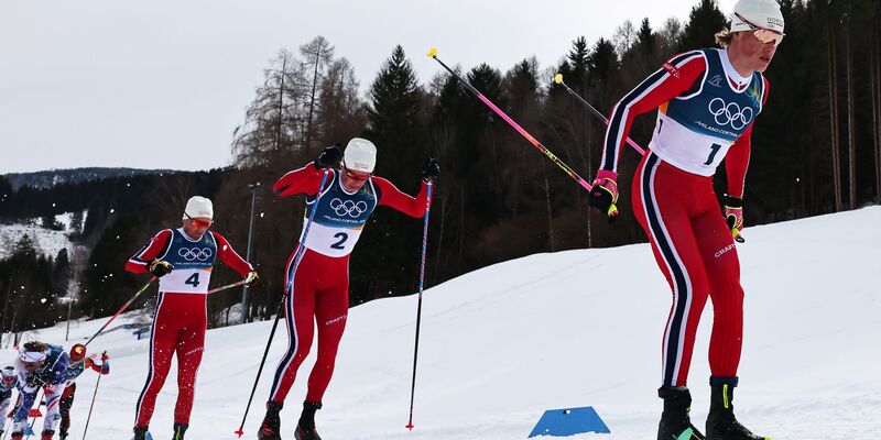 Johannes Hoesflot Klaebo (r) gewinnt seine sechste Goldmedaille bei den Winterspielen 2026. - Foto: Daniel Karmann/dpa