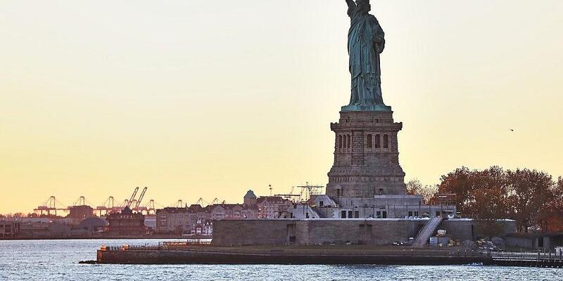Industrieanlagen, Hafen und Freiheitsstatue (Archiv) - Foto: via dts Nachrichtenagentur