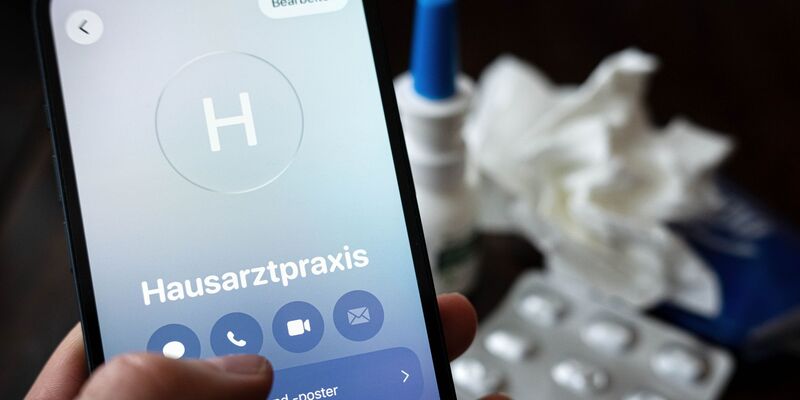 Macht eine telefonische Krankschreibung Fehlzeiten im Job zu leicht? (Archivbild) - Foto: Sina Schuldt/dpa