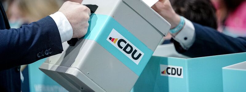 Die Delegierten stimmten über viele Anträge ab - unter anderem zum Social-Media-Verbot bis 14.  - Foto: Kay Nietfeld/dpa