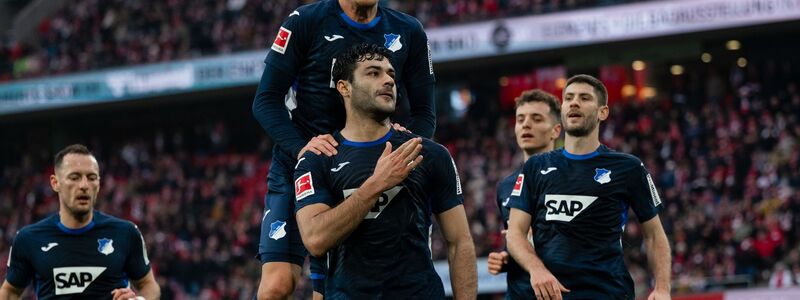 Hoffenheim jubelt über den Ausgleich zum 1:1. - Foto: Marius Becker/dpa