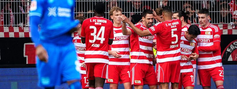 Berliner Jubeltraube um Torschütze Rani Khedira.  - Foto: Soeren Stache/dpa