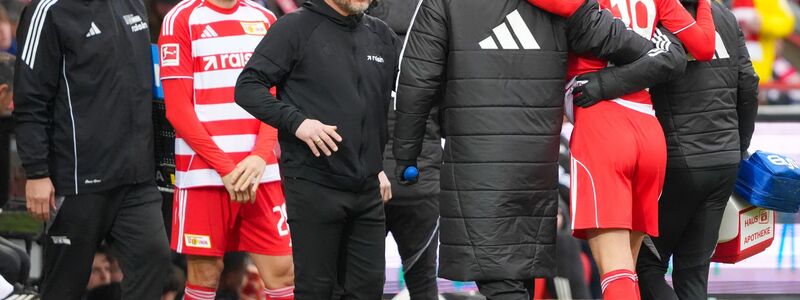 Gleich in der Anfangsphase musste Janik Haberer durch Christopher Trimmel ersetzt werden.  - Foto: Soeren Stache/dpa