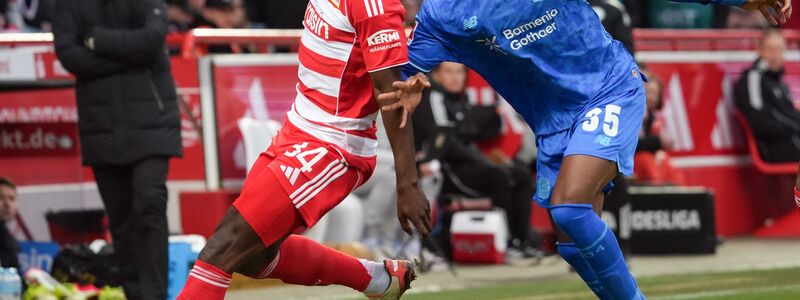 Für Christian Kofane (r) und seine Leverkusener wurde es bei Union Berlin das erwartet schwere Spiel. - Foto: Soeren Stache/dpa