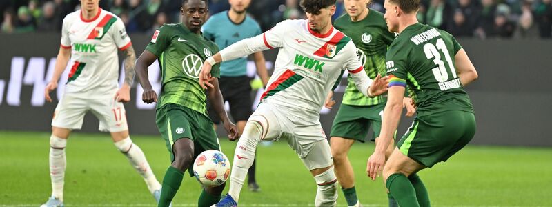 Ein enges Abstiegskampfduell lieferten sich Wolfsburger und Augsburger. - Foto: Swen Pförtner/dpa