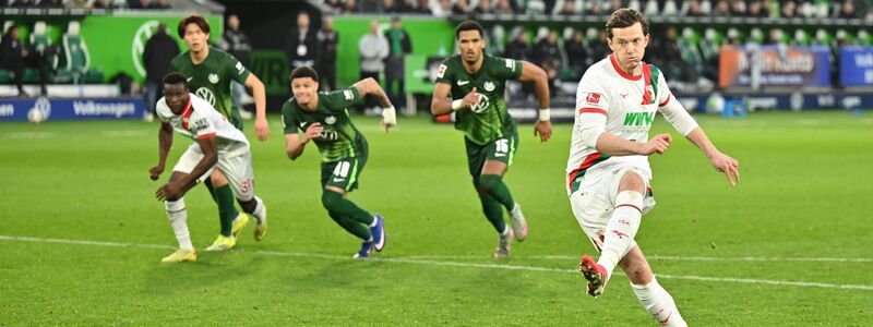 Die Wende zugunsten des FC Augsburg: Michael Gregoritsch verwandelt einen Handelfmeter - Foto: Swen Pförtner/dpa