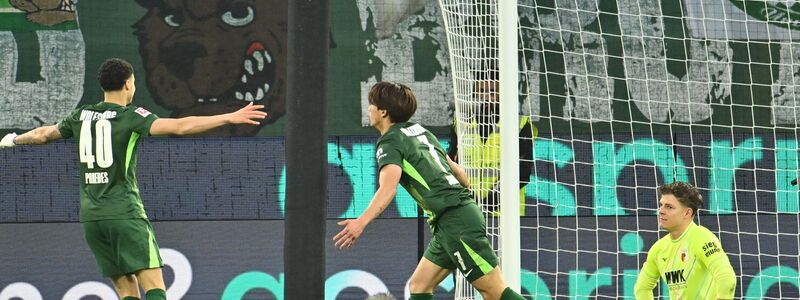 Kurze Hoffnung für Wolfsburg: Kento Shiogai (M) jubelt über sein 2:1  - Foto: Swen Pförtner/dpa