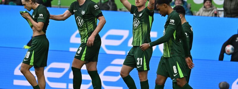 Brachte den VfL Wolfsburg in Führung: Ersatz-Kapitän Yannick Gerhardt (3.v.l.) - Foto: Swen Pförtner/dpa