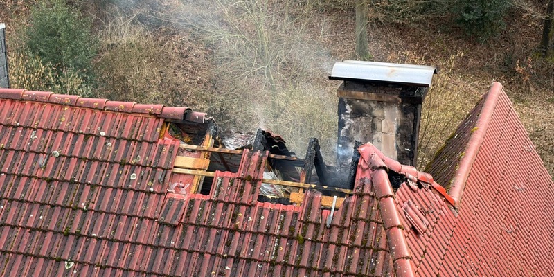 FW-EN: Feuerwehr bekämpft Dachstuhlbrand - Foto: presseportal.de