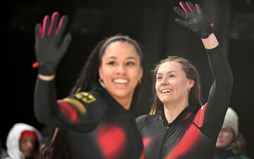 Laura Nolte (Pilotin, r) und Anschieberin Deborah Levi stehen vor ihrem zweiten Olympiasieg im Zweierbob. - Foto: Robert Michael/dpa