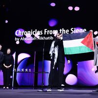 Das Team des Films «Chronicles From the Siege».  - Foto: Christoph Soeder/dpa