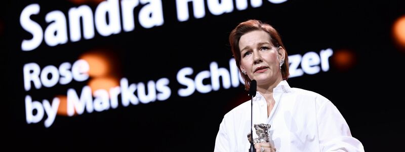 Sandra Hüller nimmt den Silbernen Bären entgegen. - Foto: Christoph Soeder/dpa