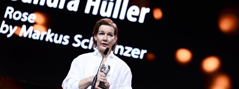 Sandra Hüller nimmt den Silbernen Bären entgegen. - Foto: Christoph Soeder/dpa