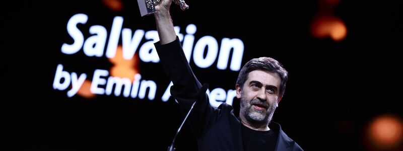 Der türkische Regisseur Emin Alper auf der Bühne. - Foto: Christoph Soeder/dpa
