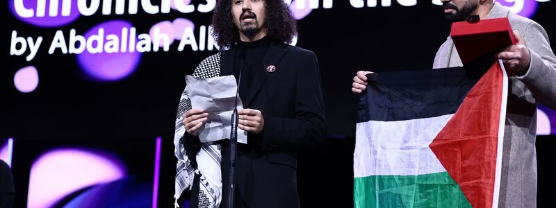 Abdallah Alkhatib auf der Bühne. - Foto: Christoph Soeder/dpa