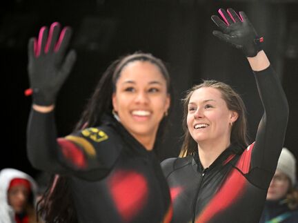 Strahlendes Siegerlächeln: Laura Nolte (r) und Deborah Levi. - Foto: Robert Michael/dpa