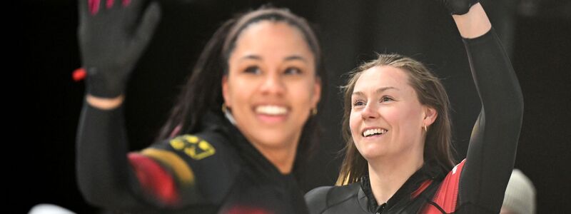 Strahlendes Siegerlächeln: Laura Nolte (r) und Deborah Levi. - Foto: Robert Michael/dpa